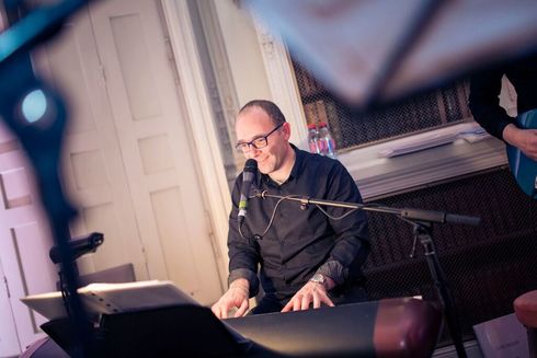 photo Deux musiciens suffisent pour séduire et faire chanter